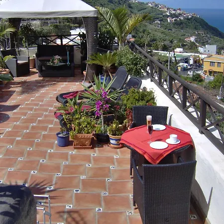 شقة Rustic With Small Patio-terrace